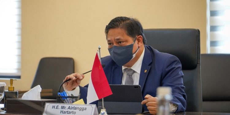 Mengatasi harga minyak goreng yang tinggi, Pemerintah siapkan minyak goreng kemasan sederhana