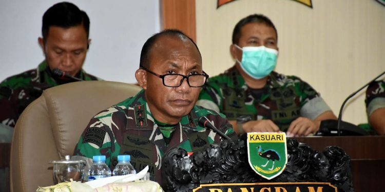 Pangdam Kasuari Ikuti Vicon Dengan Panglima TNI Bahas Distribusi Bantuan Tunai PKLWN
