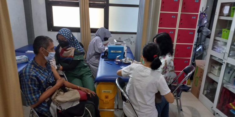 Marinir Laksanakan Perbantuan Vaksinasi