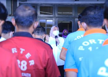 Di Stasiun Pasar Senen, Menaker Apresiasi Pelayanan Porter ke Penumpang