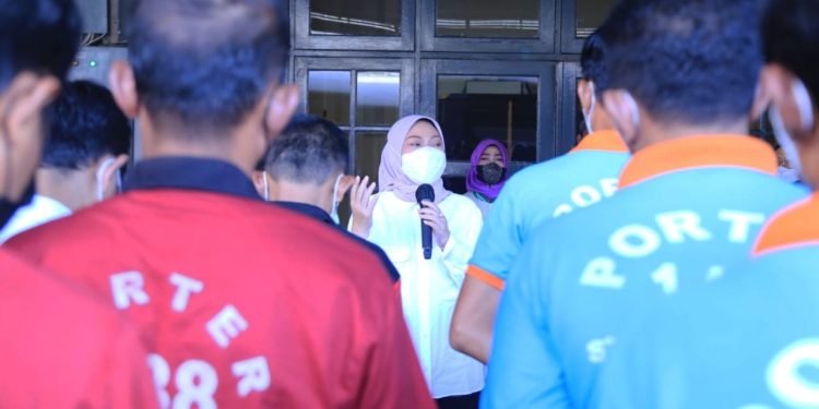 Di Stasiun Pasar Senen, Menaker Apresiasi Pelayanan Porter ke Penumpang