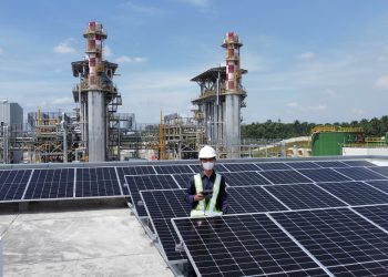 Mahasiswa Gerilya Bantu Instalasi PLTS Atap 47,5 kWp di PLTGU Tenayan Riau