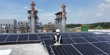 Mahasiswa Gerilya Bantu Instalasi PLTS Atap 47,5 kWp di PLTGU Tenayan Riau