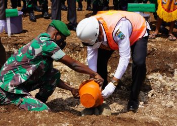 Gubernur PB Lakukan Peletakan Batu Pertama Pembangunan Kolam Renang dan Mako Denintel Kodam XVIII/Kasuari