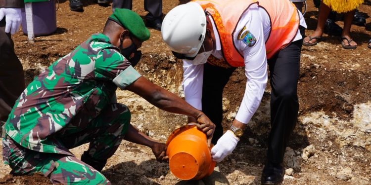 Gubernur PB Lakukan Peletakan Batu Pertama Pembangunan Kolam Renang dan Mako Denintel Kodam XVIII/Kasuari
