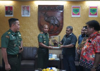 Pangdam XVIII/Kasuari Terima Cendera Mata Dari Ketua MRPB
