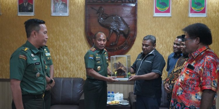 Pangdam XVIII/Kasuari Terima Cendera Mata Dari Ketua MRPB