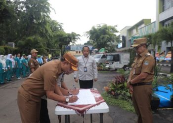 Direktur RSUD Kota Bekasi, Dr. dr. Kusnanto Saidi, MARS dan PJ Walikota Bekasi Gani Muhammad , SH. pada saat apel HUT 86 RSUD Kota Bekasi