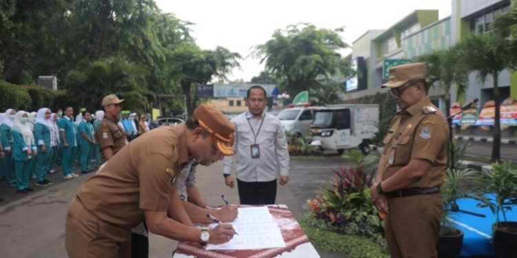 Direktur RSUD Kota Bekasi, Dr. dr. Kusnanto Saidi, MARS dan PJ Walikota Bekasi Gani Muhammad , SH. pada saat apel HUT 86 RSUD Kota Bekasi